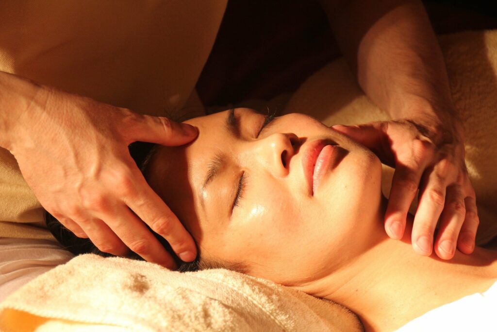 Gesicht einer Frau, die entspannt ist während Massage